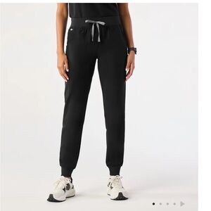 FIGS Zamora Jogger scrub pants in black, size S tall
